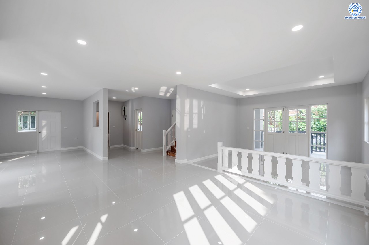 บ้านมือสองตกแต่งใหม่ แบรนด์ Q.House โครงการ ลัดดารมย์ ปิ่นเกล้า บนเนื้อที่กว้างขวางถึง 85.9 ตร.ว.  พื้นที่ใช้สอย 328.99 ตร.ม. ฟังก์ชัน 3 ห้องนอน 3 ห้องน้ำ 1 ห้องแม่บ้าน จอดรถได้ 2 คัน พร้อม Living ชั้น 2 ขนาดใหญ่ บนทำเลศักยภาพ ติด ถนนกาญจนาภิเษก ใกล้ห้างเซ็นทรัล เวสต์เกต, ทางด่วน "กาญจนาภิเษก" และห่างจากรถไฟฟ้า "สถานีตลาดบางใหญ่" ประมาณ 10 นาที