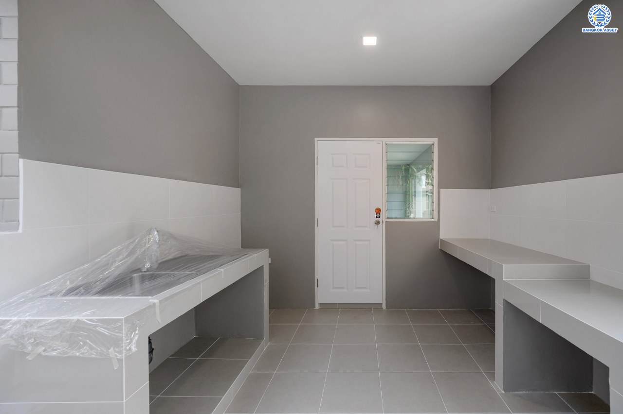 บ้านมือสองตกแต่งใหม่ แบรนด์ Q.House โครงการ ลัดดารมย์ ปิ่นเกล้า บนเนื้อที่กว้างขวางถึง 85.9 ตร.ว.  พื้นที่ใช้สอย 328.99 ตร.ม. ฟังก์ชัน 3 ห้องนอน 3 ห้องน้ำ 1 ห้องแม่บ้าน จอดรถได้ 2 คัน พร้อม Living ชั้น 2 ขนาดใหญ่ บนทำเลศักยภาพ ติด ถนนกาญจนาภิเษก ใกล้ห้างเซ็นทรัล เวสต์เกต, ทางด่วน "กาญจนาภิเษก" และห่างจากรถไฟฟ้า "สถานีตลาดบางใหญ่" ประมาณ 10 นาที