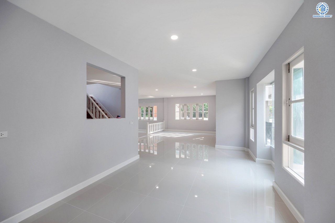 บ้านมือสองตกแต่งใหม่ แบรนด์ Q.House โครงการ ลัดดารมย์ ปิ่นเกล้า บนเนื้อที่กว้างขวางถึง 85.9 ตร.ว.  พื้นที่ใช้สอย 328.99 ตร.ม. ฟังก์ชัน 3 ห้องนอน 3 ห้องน้ำ 1 ห้องแม่บ้าน จอดรถได้ 2 คัน พร้อม Living ชั้น 2 ขนาดใหญ่ บนทำเลศักยภาพ ติด ถนนกาญจนาภิเษก ใกล้ห้างเซ็นทรัล เวสต์เกต, ทางด่วน "กาญจนาภิเษก" และห่างจากรถไฟฟ้า "สถานีตลาดบางใหญ่" ประมาณ 10 นาที