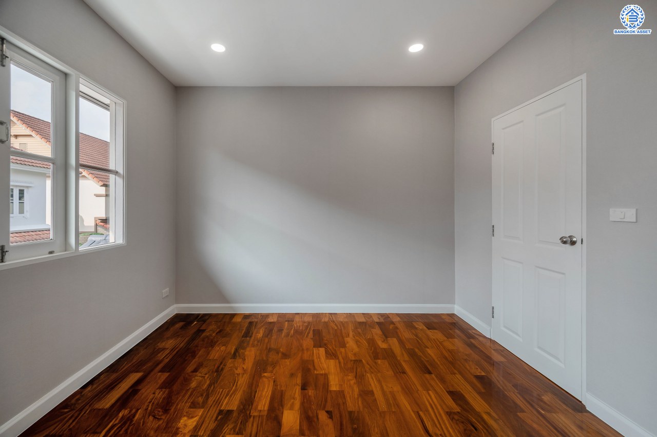 บ้านมือสองตกแต่งใหม่ แบรนด์ Q.House โครงการ ลัดดารมย์ ปิ่นเกล้า บนเนื้อที่กว้างขวางถึง 85.9 ตร.ว.  พื้นที่ใช้สอย 328.99 ตร.ม. ฟังก์ชัน 3 ห้องนอน 3 ห้องน้ำ 1 ห้องแม่บ้าน จอดรถได้ 2 คัน พร้อม Living ชั้น 2 ขนาดใหญ่ บนทำเลศักยภาพ ติด ถนนกาญจนาภิเษก ใกล้ห้างเซ็นทรัล เวสต์เกต, ทางด่วน "กาญจนาภิเษก" และห่างจากรถไฟฟ้า "สถานีตลาดบางใหญ่" ประมาณ 10 นาที