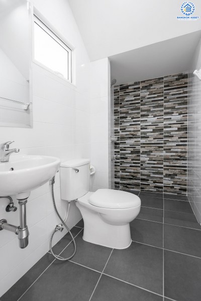 บ้านมือสองตกแต่งใหม่ โครงการ ธนาวิลเลจ พระราม5-บางใหญ่ จากแบรนด์ *ธนาสิริ* สไตล์โมเดิร์นตอบโจทย์คนรุ่นใหม่ พร้อมอยู่ เนื้อที่ 50.6 ตร.ว. ฟังก์ชั่น 3 ห้องนอน 2 ห้องน้ำ 1 ห้องอเนกประสงค์ บนทำเลสุดสะดวก เข้า-ออกทางซ.แก้วอินทร์ เพียง 15 นาที ถึง Central Westgate และรถไฟฟ้าสถานี "ตลาดบางใหญ่"