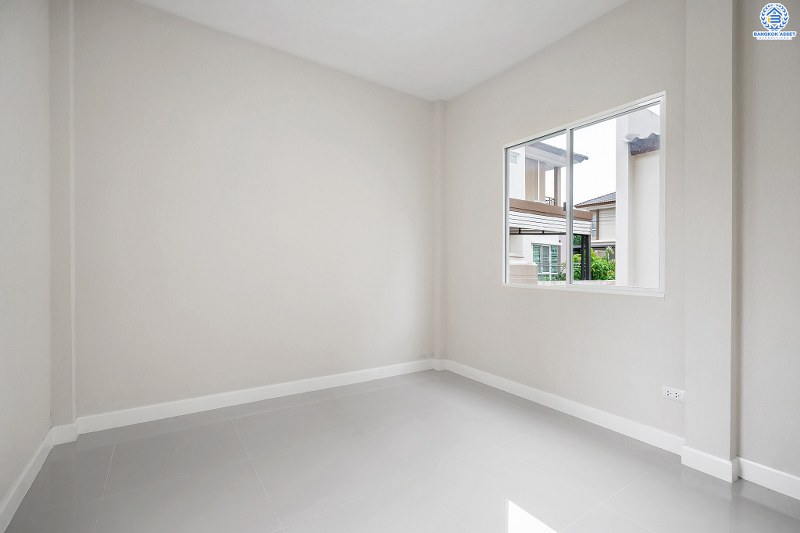 บ้านมือสองตกแต่งใหม่ โครงการ ธนาวิลเลจ พระราม5-บางใหญ่ จากแบรนด์ *ธนาสิริ* สไตล์โมเดิร์นตอบโจทย์คนรุ่นใหม่ พร้อมอยู่ เนื้อที่ 50.6 ตร.ว. ฟังก์ชั่น 3 ห้องนอน 2 ห้องน้ำ 1 ห้องอเนกประสงค์ บนทำเลสุดสะดวก เข้า-ออกทางซ.แก้วอินทร์ เพียง 15 นาที ถึง Central Westgate และรถไฟฟ้าสถานี "ตลาดบางใหญ่"