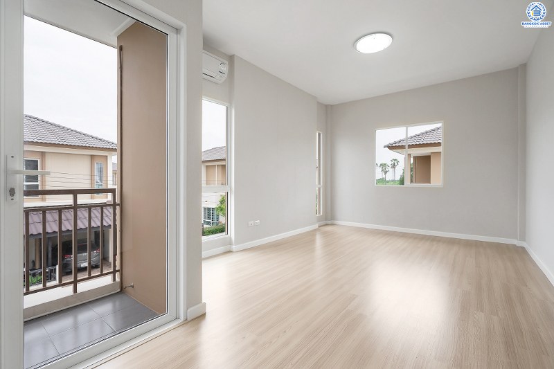 บ้านมือสองตกแต่งใหม่ โครงการ ธนาวิลเลจ พระราม5-บางใหญ่ จากแบรนด์ *ธนาสิริ* สไตล์โมเดิร์นตอบโจทย์คนรุ่นใหม่ พร้อมอยู่ เนื้อที่ 50.6 ตร.ว. ฟังก์ชั่น 3 ห้องนอน 2 ห้องน้ำ 1 ห้องอเนกประสงค์ บนทำเลสุดสะดวก เข้า-ออกทางซ.แก้วอินทร์ เพียง 15 นาที ถึง Central Westgate และรถไฟฟ้าสถานี "ตลาดบางใหญ่"