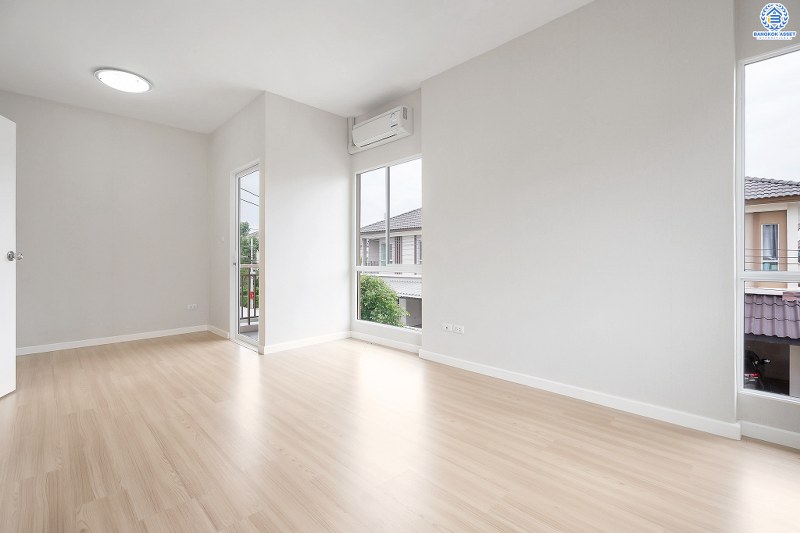 บ้านมือสองตกแต่งใหม่ โครงการ ธนาวิลเลจ พระราม5-บางใหญ่ จากแบรนด์ *ธนาสิริ* สไตล์โมเดิร์นตอบโจทย์คนรุ่นใหม่ พร้อมอยู่ เนื้อที่ 50.6 ตร.ว. ฟังก์ชั่น 3 ห้องนอน 2 ห้องน้ำ 1 ห้องอเนกประสงค์ บนทำเลสุดสะดวก เข้า-ออกทางซ.แก้วอินทร์ เพียง 15 นาที ถึง Central Westgate และรถไฟฟ้าสถานี "ตลาดบางใหญ่"