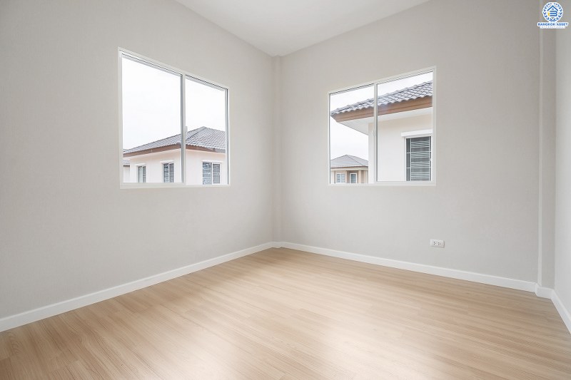 บ้านมือสองตกแต่งใหม่ โครงการ ธนาวิลเลจ พระราม5-บางใหญ่ จากแบรนด์ *ธนาสิริ* สไตล์โมเดิร์นตอบโจทย์คนรุ่นใหม่ พร้อมอยู่ เนื้อที่ 50.6 ตร.ว. ฟังก์ชั่น 3 ห้องนอน 2 ห้องน้ำ 1 ห้องอเนกประสงค์ บนทำเลสุดสะดวก เข้า-ออกทางซ.แก้วอินทร์ เพียง 15 นาที ถึง Central Westgate และรถไฟฟ้าสถานี "ตลาดบางใหญ่"