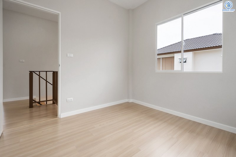 บ้านมือสองตกแต่งใหม่ โครงการ ธนาวิลเลจ พระราม5-บางใหญ่ จากแบรนด์ *ธนาสิริ* สไตล์โมเดิร์นตอบโจทย์คนรุ่นใหม่ พร้อมอยู่ เนื้อที่ 50.6 ตร.ว. ฟังก์ชั่น 3 ห้องนอน 2 ห้องน้ำ 1 ห้องอเนกประสงค์ บนทำเลสุดสะดวก เข้า-ออกทางซ.แก้วอินทร์ เพียง 15 นาที ถึง Central Westgate และรถไฟฟ้าสถานี "ตลาดบางใหญ่"