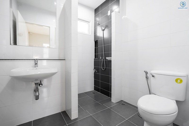 บ้านมือสองตกแต่งใหม่ โครงการ ธนาวิลเลจ พระราม5-บางใหญ่ จากแบรนด์ *ธนาสิริ* สไตล์โมเดิร์นตอบโจทย์คนรุ่นใหม่ พร้อมอยู่ เนื้อที่ 50.6 ตร.ว. ฟังก์ชั่น 3 ห้องนอน 2 ห้องน้ำ 1 ห้องอเนกประสงค์ บนทำเลสุดสะดวก เข้า-ออกทางซ.แก้วอินทร์ เพียง 15 นาที ถึง Central Westgate และรถไฟฟ้าสถานี "ตลาดบางใหญ่"