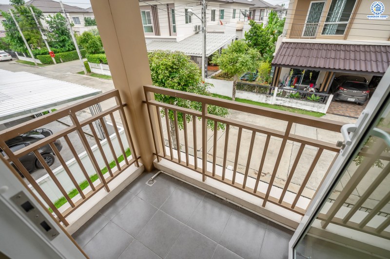 บ้านมือสองตกแต่งใหม่ โครงการ ธนาวิลเลจ พระราม5-บางใหญ่ จากแบรนด์ *ธนาสิริ* สไตล์โมเดิร์นตอบโจทย์คนรุ่นใหม่ พร้อมอยู่ เนื้อที่ 50.6 ตร.ว. ฟังก์ชั่น 3 ห้องนอน 2 ห้องน้ำ 1 ห้องอเนกประสงค์ บนทำเลสุดสะดวก เข้า-ออกทางซ.แก้วอินทร์ เพียง 15 นาที ถึง Central Westgate และรถไฟฟ้าสถานี "ตลาดบางใหญ่"