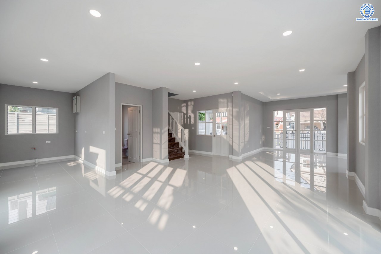 บ้านมือสองตกแต่งใหม่ โครงการ ลัดดารมย์ ปิ่นเกล้า บ้านเดี่ยวหลังมุม จากแบรนด์ Q.House บนเนื้อที่กว้างขวางถึง 84.3 ตร.ว. พื้นที่ใช้สอย 270.78 ตร.ม. ฟังก์ชัน 3 ห้องนอน 3 ห้องน้ำ จอดรถได้ 2 คัน พร้อม Living ชั้น 2 ขนาดใหญ่ บนทำเลศักยภาพ ติดถนนกาญจนาภิเษก ใกล้ห้างเซ็นทรัล เวสต์เกต, ทางด่วน "กาญจนาภิเษก" และรถไฟฟ้าสายสีม่วง "สถานีตลาดบางใหญ่"