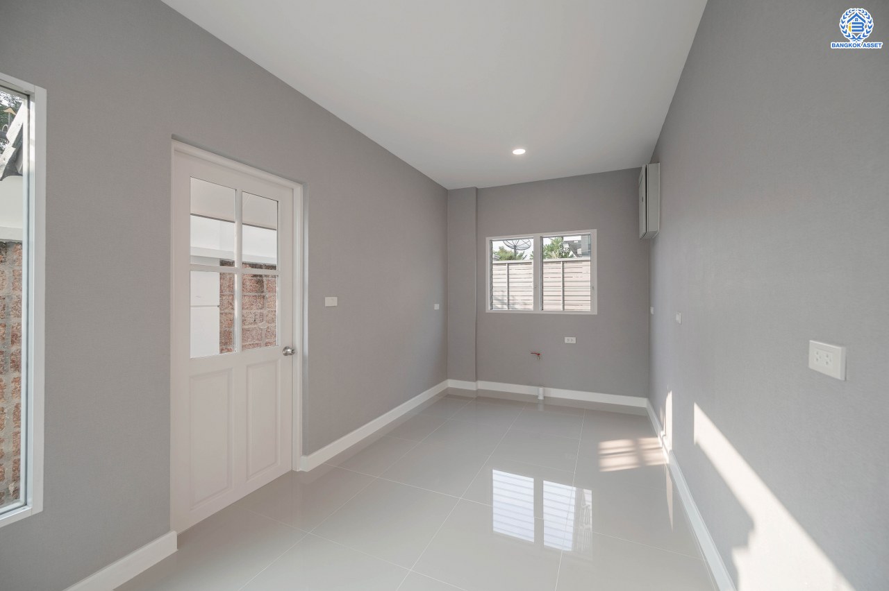 บ้านมือสองตกแต่งใหม่ โครงการ ลัดดารมย์ ปิ่นเกล้า บ้านเดี่ยวหลังมุม จากแบรนด์ Q.House บนเนื้อที่กว้างขวางถึง 84.3 ตร.ว. พื้นที่ใช้สอย 270.78 ตร.ม. ฟังก์ชัน 3 ห้องนอน 3 ห้องน้ำ จอดรถได้ 2 คัน พร้อม Living ชั้น 2 ขนาดใหญ่ บนทำเลศักยภาพ ติดถนนกาญจนาภิเษก ใกล้ห้างเซ็นทรัล เวสต์เกต, ทางด่วน "กาญจนาภิเษก" และรถไฟฟ้าสายสีม่วง "สถานีตลาดบางใหญ่"