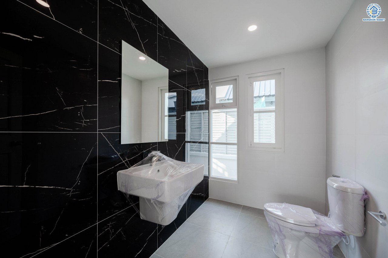 บ้านมือสองตกแต่งใหม่ โครงการ ลัดดารมย์ ปิ่นเกล้า บ้านเดี่ยวหลังมุม จากแบรนด์ Q.House บนเนื้อที่กว้างขวางถึง 84.3 ตร.ว. พื้นที่ใช้สอย 270.78 ตร.ม. ฟังก์ชัน 3 ห้องนอน 3 ห้องน้ำ จอดรถได้ 2 คัน พร้อม Living ชั้น 2 ขนาดใหญ่ บนทำเลศักยภาพ ติดถนนกาญจนาภิเษก ใกล้ห้างเซ็นทรัล เวสต์เกต, ทางด่วน "กาญจนาภิเษก" และรถไฟฟ้าสายสีม่วง "สถานีตลาดบางใหญ่"