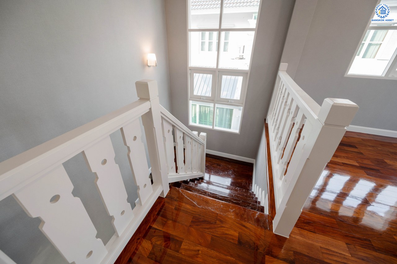 บ้านมือสองตกแต่งใหม่ โครงการ ลัดดารมย์ ปิ่นเกล้า บ้านเดี่ยวหลังมุม จากแบรนด์ Q.House บนเนื้อที่กว้างขวางถึง 84.3 ตร.ว. พื้นที่ใช้สอย 270.78 ตร.ม. ฟังก์ชัน 3 ห้องนอน 3 ห้องน้ำ จอดรถได้ 2 คัน พร้อม Living ชั้น 2 ขนาดใหญ่ บนทำเลศักยภาพ ติดถนนกาญจนาภิเษก ใกล้ห้างเซ็นทรัล เวสต์เกต, ทางด่วน "กาญจนาภิเษก" และรถไฟฟ้าสายสีม่วง "สถานีตลาดบางใหญ่"