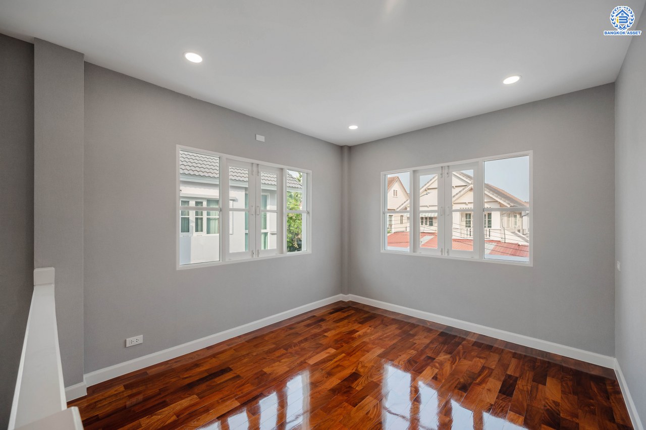 บ้านมือสองตกแต่งใหม่ โครงการ ลัดดารมย์ ปิ่นเกล้า บ้านเดี่ยวหลังมุม จากแบรนด์ Q.House บนเนื้อที่กว้างขวางถึง 84.3 ตร.ว. พื้นที่ใช้สอย 270.78 ตร.ม. ฟังก์ชัน 3 ห้องนอน 3 ห้องน้ำ จอดรถได้ 2 คัน พร้อม Living ชั้น 2 ขนาดใหญ่ บนทำเลศักยภาพ ติดถนนกาญจนาภิเษก ใกล้ห้างเซ็นทรัล เวสต์เกต, ทางด่วน "กาญจนาภิเษก" และรถไฟฟ้าสายสีม่วง "สถานีตลาดบางใหญ่"