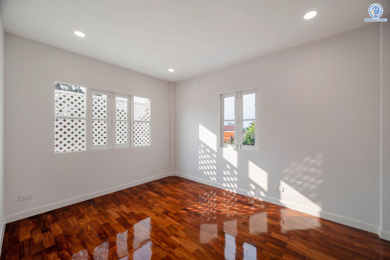 บ้านมือสองตกแต่งใหม่ โครงการ ลัดดารมย์ ปิ่นเกล้า บ้านเดี่ยวหลังมุม จากแบรนด์ Q.House บนเนื้อที่กว้างขวางถึง 84.3 ตร.ว. พื้นที่ใช้สอย 270.78 ตร.ม. ฟังก์ชัน 3 ห้องนอน 3 ห้องน้ำ จอดรถได้ 2 คัน พร้อม Living ชั้น 2 ขนาดใหญ่ บนทำเลศักยภาพ ติดถนนกาญจนาภิเษก ใกล้ห้างเซ็นทรัล เวสต์เกต, ทางด่วน "กาญจนาภิเษก" และรถไฟฟ้าสายสีม่วง "สถานีตลาดบางใหญ่"