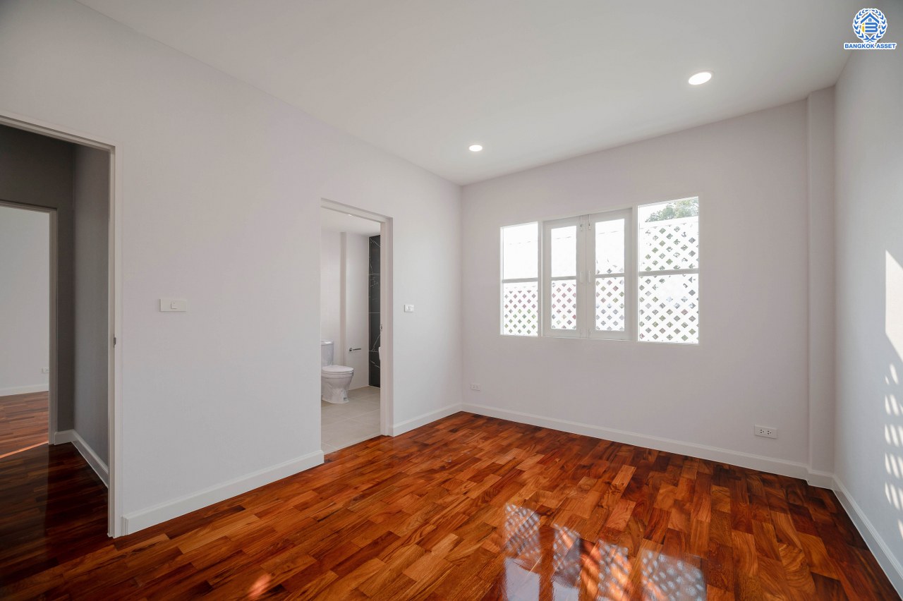 บ้านมือสองตกแต่งใหม่ โครงการ ลัดดารมย์ ปิ่นเกล้า บ้านเดี่ยวหลังมุม จากแบรนด์ Q.House บนเนื้อที่กว้างขวางถึง 84.3 ตร.ว. พื้นที่ใช้สอย 270.78 ตร.ม. ฟังก์ชัน 3 ห้องนอน 3 ห้องน้ำ จอดรถได้ 2 คัน พร้อม Living ชั้น 2 ขนาดใหญ่ บนทำเลศักยภาพ ติดถนนกาญจนาภิเษก ใกล้ห้างเซ็นทรัล เวสต์เกต, ทางด่วน "กาญจนาภิเษก" และรถไฟฟ้าสายสีม่วง "สถานีตลาดบางใหญ่"