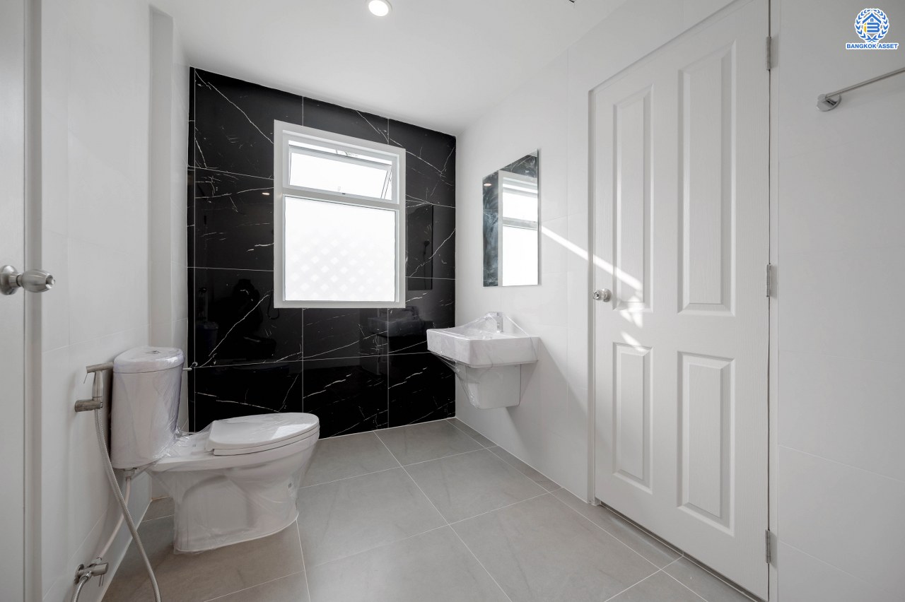 บ้านมือสองตกแต่งใหม่ โครงการ ลัดดารมย์ ปิ่นเกล้า บ้านเดี่ยวหลังมุม จากแบรนด์ Q.House บนเนื้อที่กว้างขวางถึง 84.3 ตร.ว. พื้นที่ใช้สอย 270.78 ตร.ม. ฟังก์ชัน 3 ห้องนอน 3 ห้องน้ำ จอดรถได้ 2 คัน พร้อม Living ชั้น 2 ขนาดใหญ่ บนทำเลศักยภาพ ติดถนนกาญจนาภิเษก ใกล้ห้างเซ็นทรัล เวสต์เกต, ทางด่วน "กาญจนาภิเษก" และรถไฟฟ้าสายสีม่วง "สถานีตลาดบางใหญ่"