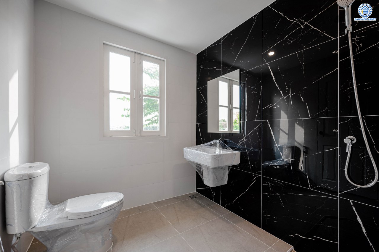 บ้านมือสองตกแต่งใหม่ โครงการ ลัดดารมย์ ปิ่นเกล้า บ้านเดี่ยวหลังมุม จากแบรนด์ Q.House บนเนื้อที่กว้างขวางถึง 84.3 ตร.ว. พื้นที่ใช้สอย 270.78 ตร.ม. ฟังก์ชัน 3 ห้องนอน 3 ห้องน้ำ จอดรถได้ 2 คัน พร้อม Living ชั้น 2 ขนาดใหญ่ บนทำเลศักยภาพ ติดถนนกาญจนาภิเษก ใกล้ห้างเซ็นทรัล เวสต์เกต, ทางด่วน "กาญจนาภิเษก" และรถไฟฟ้าสายสีม่วง "สถานีตลาดบางใหญ่"