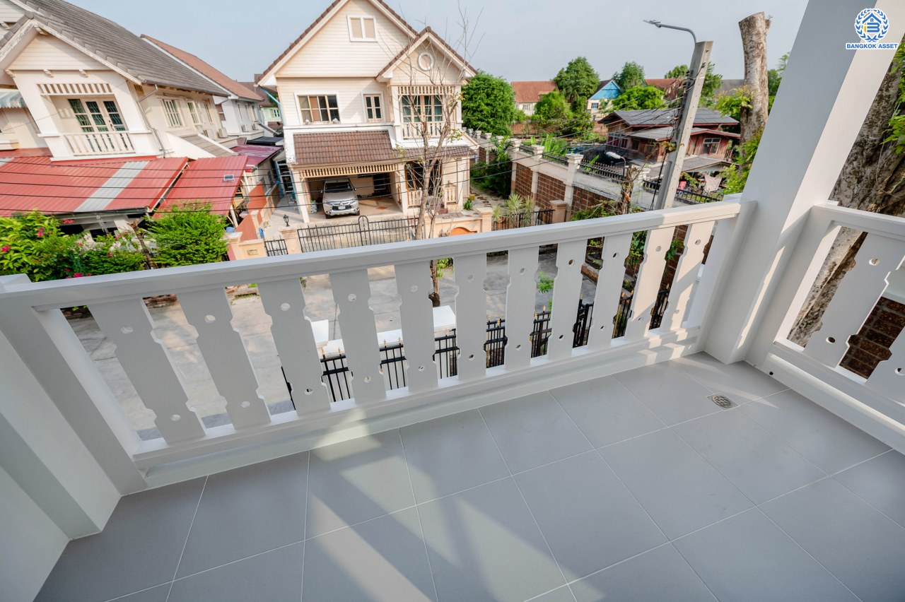 บ้านมือสองตกแต่งใหม่ โครงการ ลัดดารมย์ ปิ่นเกล้า บ้านเดี่ยวหลังมุม จากแบรนด์ Q.House บนเนื้อที่กว้างขวางถึง 84.3 ตร.ว. พื้นที่ใช้สอย 270.78 ตร.ม. ฟังก์ชัน 3 ห้องนอน 3 ห้องน้ำ จอดรถได้ 2 คัน พร้อม Living ชั้น 2 ขนาดใหญ่ บนทำเลศักยภาพ ติดถนนกาญจนาภิเษก ใกล้ห้างเซ็นทรัล เวสต์เกต, ทางด่วน "กาญจนาภิเษก" และรถไฟฟ้าสายสีม่วง "สถานีตลาดบางใหญ่"