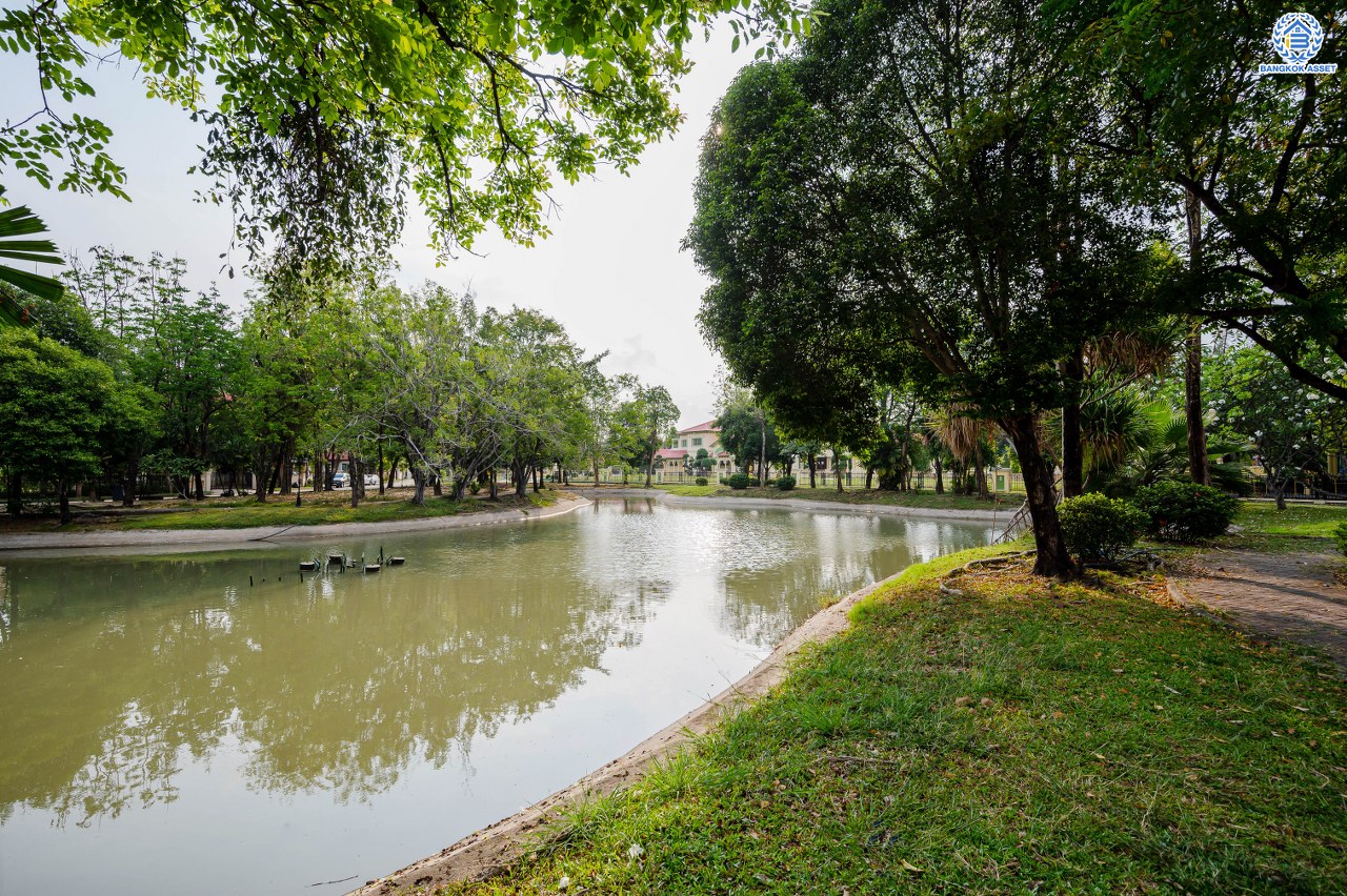 บ้านมือสองตกแต่งใหม่ โครงการ ลัดดารมย์ ปิ่นเกล้า บ้านเดี่ยวหลังมุม จากแบรนด์ Q.House บนเนื้อที่กว้างขวางถึง 84.3 ตร.ว. พื้นที่ใช้สอย 270.78 ตร.ม. ฟังก์ชัน 3 ห้องนอน 3 ห้องน้ำ จอดรถได้ 2 คัน พร้อม Living ชั้น 2 ขนาดใหญ่ บนทำเลศักยภาพ ติดถนนกาญจนาภิเษก ใกล้ห้างเซ็นทรัล เวสต์เกต, ทางด่วน "กาญจนาภิเษก" และรถไฟฟ้าสายสีม่วง "สถานีตลาดบางใหญ่"