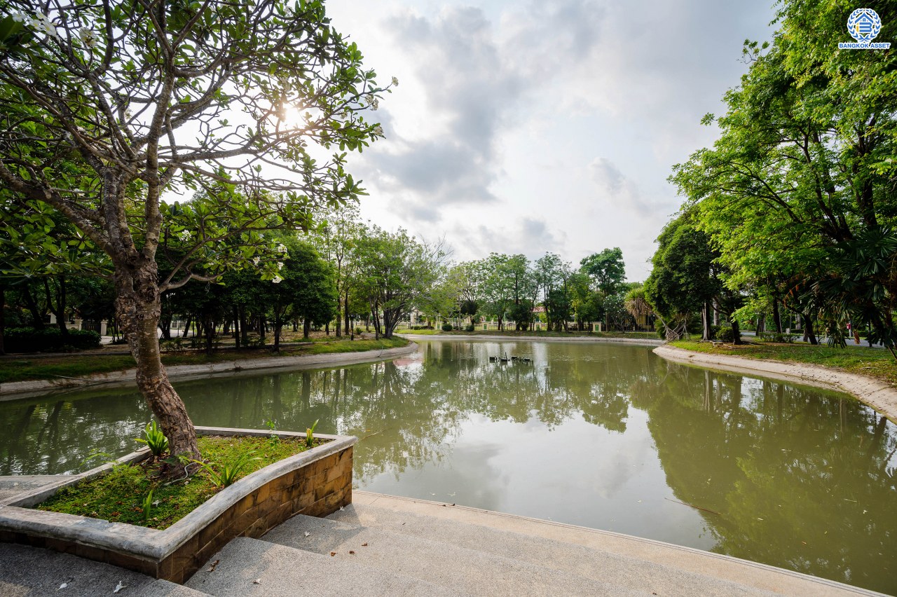 บ้านมือสองตกแต่งใหม่ โครงการ ลัดดารมย์ ปิ่นเกล้า บ้านเดี่ยวหลังมุม จากแบรนด์ Q.House บนเนื้อที่กว้างขวางถึง 84.3 ตร.ว. พื้นที่ใช้สอย 270.78 ตร.ม. ฟังก์ชัน 3 ห้องนอน 3 ห้องน้ำ จอดรถได้ 2 คัน พร้อม Living ชั้น 2 ขนาดใหญ่ บนทำเลศักยภาพ ติดถนนกาญจนาภิเษก ใกล้ห้างเซ็นทรัล เวสต์เกต, ทางด่วน "กาญจนาภิเษก" และรถไฟฟ้าสายสีม่วง "สถานีตลาดบางใหญ่"