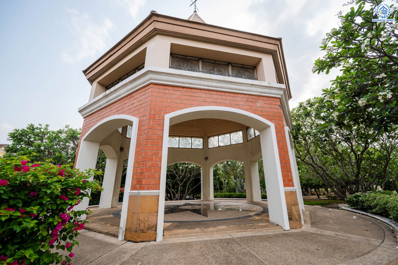 บ้านมือสองตกแต่งใหม่ โครงการ ลัดดารมย์ ปิ่นเกล้า บ้านเดี่ยวหลังมุม จากแบรนด์ Q.House บนเนื้อที่กว้างขวางถึง 84.3 ตร.ว. พื้นที่ใช้สอย 270.78 ตร.ม. ฟังก์ชัน 3 ห้องนอน 3 ห้องน้ำ จอดรถได้ 2 คัน พร้อม Living ชั้น 2 ขนาดใหญ่ บนทำเลศักยภาพ ติดถนนกาญจนาภิเษก ใกล้ห้างเซ็นทรัล เวสต์เกต, ทางด่วน "กาญจนาภิเษก" และรถไฟฟ้าสายสีม่วง "สถานีตลาดบางใหญ่"