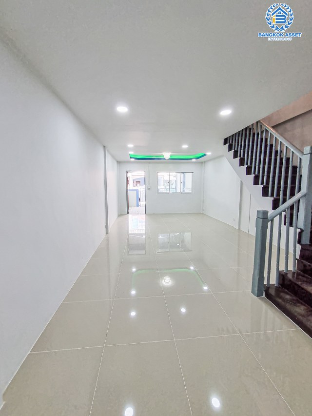 *****ทาวน์เฮ้าส์มือสองนนทบุรี โครงการ ปิยวรารมย์ เฟส1 บางกรวย-ไทรน้อย เนื้อที่ 16 ตร.ว. ฟังก์ชัน 3 ห้องนอน 2 ห้องน้ำ 1 ที่จอดรถ บ้านรีโนเวทใหม่ พร้อมเข้าอยู่ บนทำเลแห่งการเดินทาง เชื่อมต่อถนนบางกรวย-ไทรน้อย, ถนนกาญจนาภิเษก, ถนนบางกรวย-ไทรน้อย จองเลย!