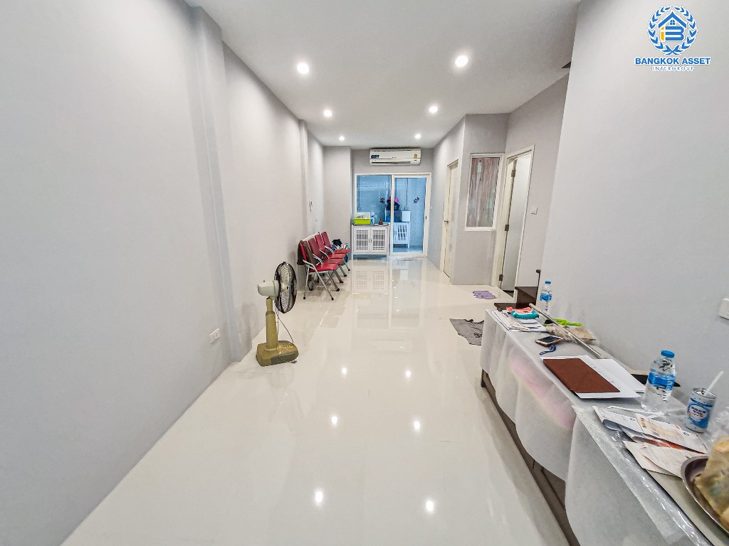 *****ทาวน์เฮ้าส์มือสอง โครงการ เฌอ งามวงศ์วาน-ประชาชื่น เนื้อที่ 18.20 ตร.ว. ฟังก์ชัน 3 ห้องนอน 2 ห้องน้ำ พร้อมอยู่ สร้างจากอิฐมอญแดงทั้งหลัง ทำเลเดินทางสะดวก เชื่อมต่อถนนงามวงศ์วาน ถนนประชาชื่น ใกล้รถไฟฟ้าสายสีม่วง "สถานีกระทรวงสาธารณะสุข" และจุดขึ้นทางด่วน "ศรีรัช"