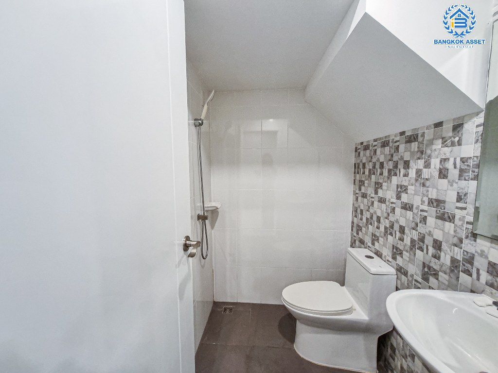 *****ทาวน์เฮ้าส์มือสอง โครงการ เฌอ งามวงศ์วาน-ประชาชื่น เนื้อที่ 18.20 ตร.ว. ฟังก์ชัน 3 ห้องนอน 2 ห้องน้ำ พร้อมอยู่ สร้างจากอิฐมอญแดงทั้งหลัง ทำเลเดินทางสะดวก เชื่อมต่อถนนงามวงศ์วาน ถนนประชาชื่น ใกล้รถไฟฟ้าสายสีม่วง "สถานีกระทรวงสาธารณะสุข" และจุดขึ้นทางด่วน "ศรีรัช"