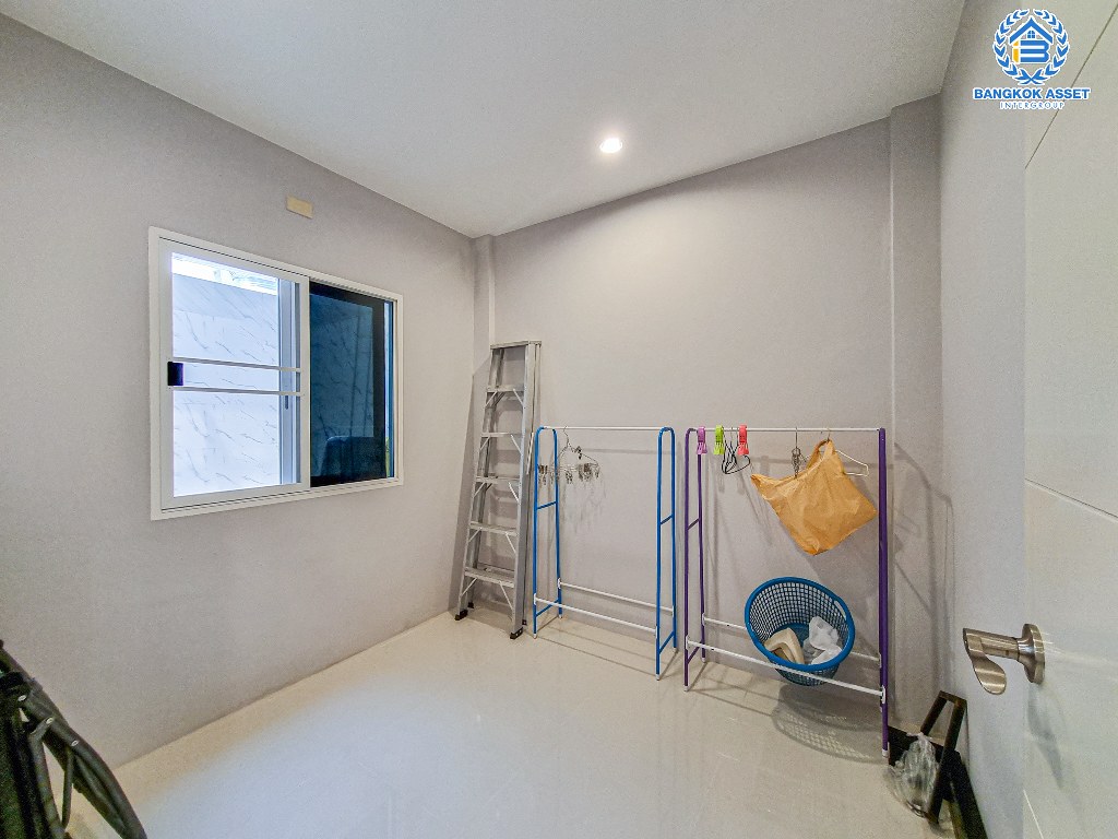 *****ทาวน์เฮ้าส์มือสอง โครงการ เฌอ งามวงศ์วาน-ประชาชื่น เนื้อที่ 18.20 ตร.ว. ฟังก์ชัน 3 ห้องนอน 2 ห้องน้ำ พร้อมอยู่ สร้างจากอิฐมอญแดงทั้งหลัง ทำเลเดินทางสะดวก เชื่อมต่อถนนงามวงศ์วาน ถนนประชาชื่น ใกล้รถไฟฟ้าสายสีม่วง "สถานีกระทรวงสาธารณะสุข" และจุดขึ้นทางด่วน "ศรีรัช"