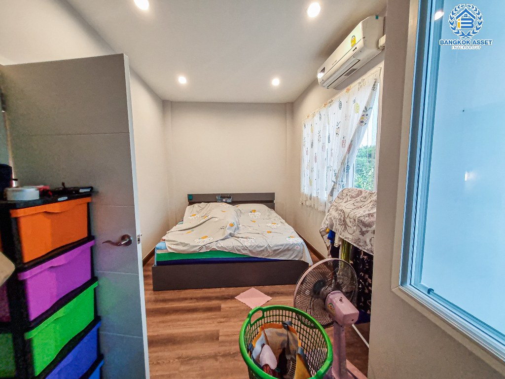 *****ทาวน์เฮ้าส์มือสอง โครงการ เฌอ งามวงศ์วาน-ประชาชื่น เนื้อที่ 18.20 ตร.ว. ฟังก์ชัน 3 ห้องนอน 2 ห้องน้ำ พร้อมอยู่ สร้างจากอิฐมอญแดงทั้งหลัง ทำเลเดินทางสะดวก เชื่อมต่อถนนงามวงศ์วาน ถนนประชาชื่น ใกล้รถไฟฟ้าสายสีม่วง "สถานีกระทรวงสาธารณะสุข" และจุดขึ้นทางด่วน "ศรีรัช"