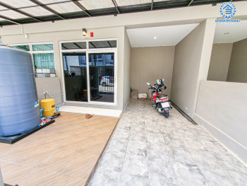 *****ทาวน์เฮ้าส์มือสอง โครงการ เฌอ งามวงศ์วาน-ประชาชื่น เนื้อที่ 18.20 ตร.ว. ฟังก์ชัน 3 ห้องนอน 2 ห้องน้ำ พร้อมอยู่ สร้างจากอิฐมอญแดงทั้งหลัง ทำเลเดินทางสะดวก เชื่อมต่อถนนงามวงศ์วาน ถนนประชาชื่น ใกล้รถไฟฟ้าสายสีม่วง "สถานีกระทรวงสาธารณะสุข" และจุดขึ้นทางด่วน "ศรีรัช"