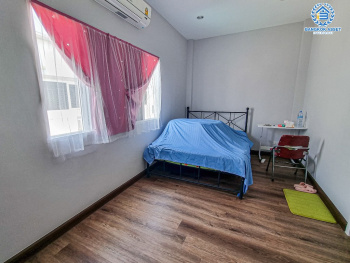 *****ทาวน์เฮ้าส์มือสอง โครงการ เฌอ งามวงศ์วาน-ประชาชื่น เนื้อที่ 18.20 ตร.ว. ฟังก์ชัน 3 ห้องนอน 2 ห้องน้ำ พร้อมอยู่ สร้างจากอิฐมอญแดงทั้งหลัง ทำเลเดินทางสะดวก เชื่อมต่อถนนงามวงศ์วาน ถนนประชาชื่น ใกล้รถไฟฟ้าสายสีม่วง "สถานีกระทรวงสาธารณะสุข" และจุดขึ้นทางด่วน "ศรีรัช"