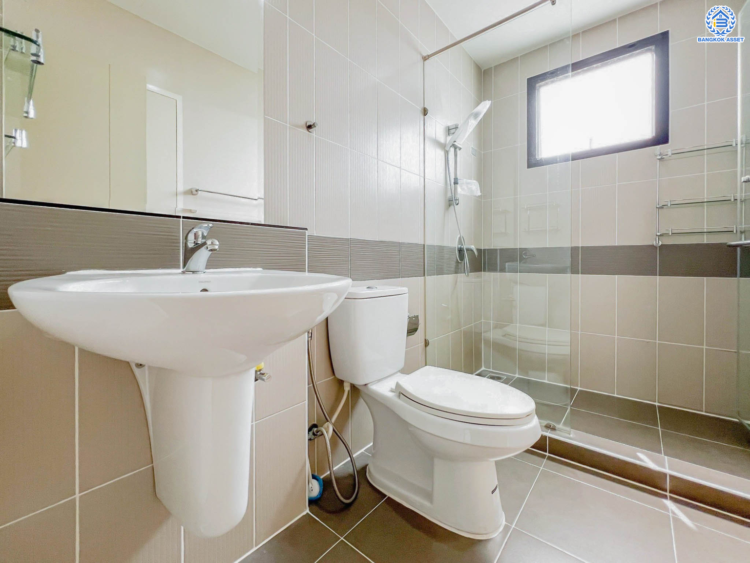 ทาวน์เฮ้าส์มือสอง 3 ชั้น โครงการ บ้านกลางเมือง ปิ่นเกล้า-จรัญฯ หลังมุม เนื้อที่ 25.50 ตร.ว. ฟังก์ชัน 3 ห้องนอน 3 ห้องน้ำ 2 ที่จอดรถ พร้อมเข้าอยู่ บนทำเลเดินทางสะดวก เชื่อมต่อถนนบางกรวย-ไทรน้อย ถนนเลียบทางรถไฟ ถนนราชพฤกษ์ ใกล้รถไฟฟ้าสายสีแดง "สถานีบางบำหรุ" และจุดขึ้นทางด่วน "ศรีรัช"