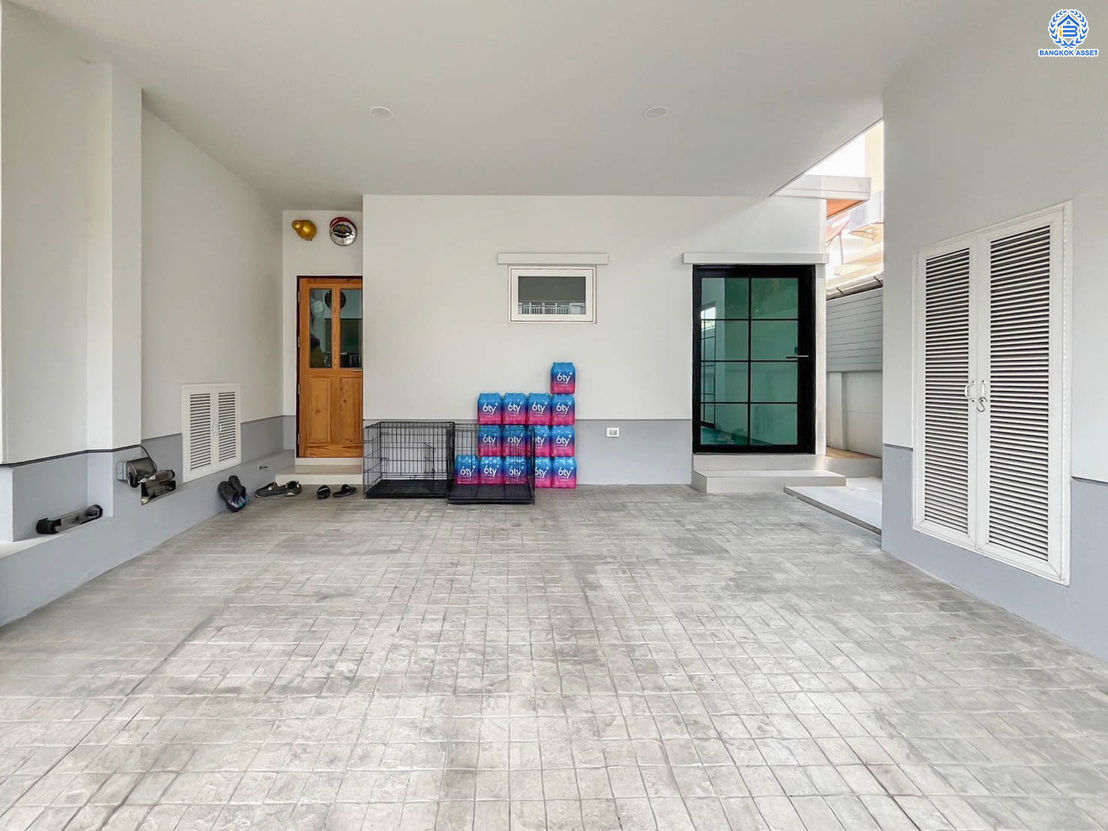 บ้านเดี่ยวมือสอง โครงการ เพอร์เฟคเพลส ราชพฤกษ์ จาก Perfect Property บนเนื้อที่ 52.50 ตร.ว. พื้นที่ใช้สอย 230 ตร.ม. ฟังก์ชัน 3 ห้องนอน 3 ห้องน้ำ ขายพร้อมเฟอร์นิเจอร์บิ้วอิน โครงการติดถนนราชพฤกษ์ เชื่อมต่อถนนรัตนาธิเบศร์ ใกล้รถไฟฟ้าสายสีม่วง "สถานีบางรักน้อยท่าอิฐ" จุดขึ้นทางด่วน "กาญจนาภิเษก"