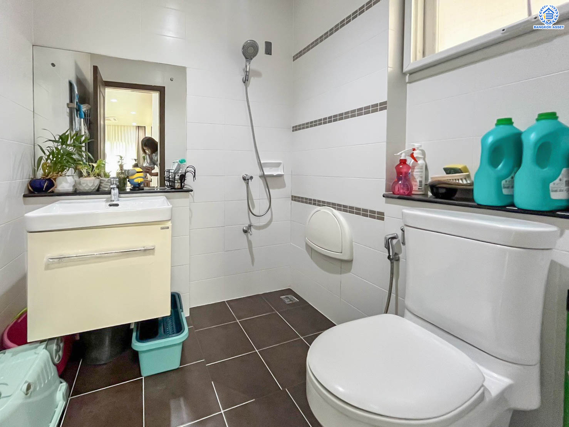 บ้านเดี่ยวมือสอง โครงการ เพอร์เฟคเพลส ราชพฤกษ์ จาก Perfect Property บนเนื้อที่ 52.50 ตร.ว. พื้นที่ใช้สอย 230 ตร.ม. ฟังก์ชัน 3 ห้องนอน 3 ห้องน้ำ ขายพร้อมเฟอร์นิเจอร์บิ้วอิน โครงการติดถนนราชพฤกษ์ เชื่อมต่อถนนรัตนาธิเบศร์ ใกล้รถไฟฟ้าสายสีม่วง "สถานีบางรักน้อยท่าอิฐ" จุดขึ้นทางด่วน "กาญจนาภิเษก"