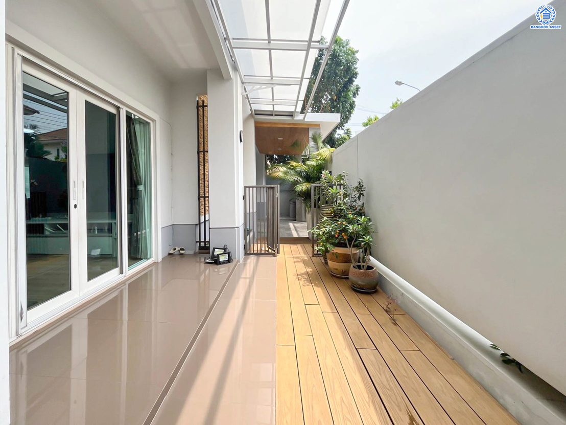 บ้านเดี่ยวมือสอง โครงการ เพอร์เฟคเพลส ราชพฤกษ์ จาก Perfect Property บนเนื้อที่ 52.50 ตร.ว. พื้นที่ใช้สอย 230 ตร.ม. ฟังก์ชัน 3 ห้องนอน 3 ห้องน้ำ ขายพร้อมเฟอร์นิเจอร์บิ้วอิน โครงการติดถนนราชพฤกษ์ เชื่อมต่อถนนรัตนาธิเบศร์ ใกล้รถไฟฟ้าสายสีม่วง "สถานีบางรักน้อยท่าอิฐ" จุดขึ้นทางด่วน "กาญจนาภิเษก"