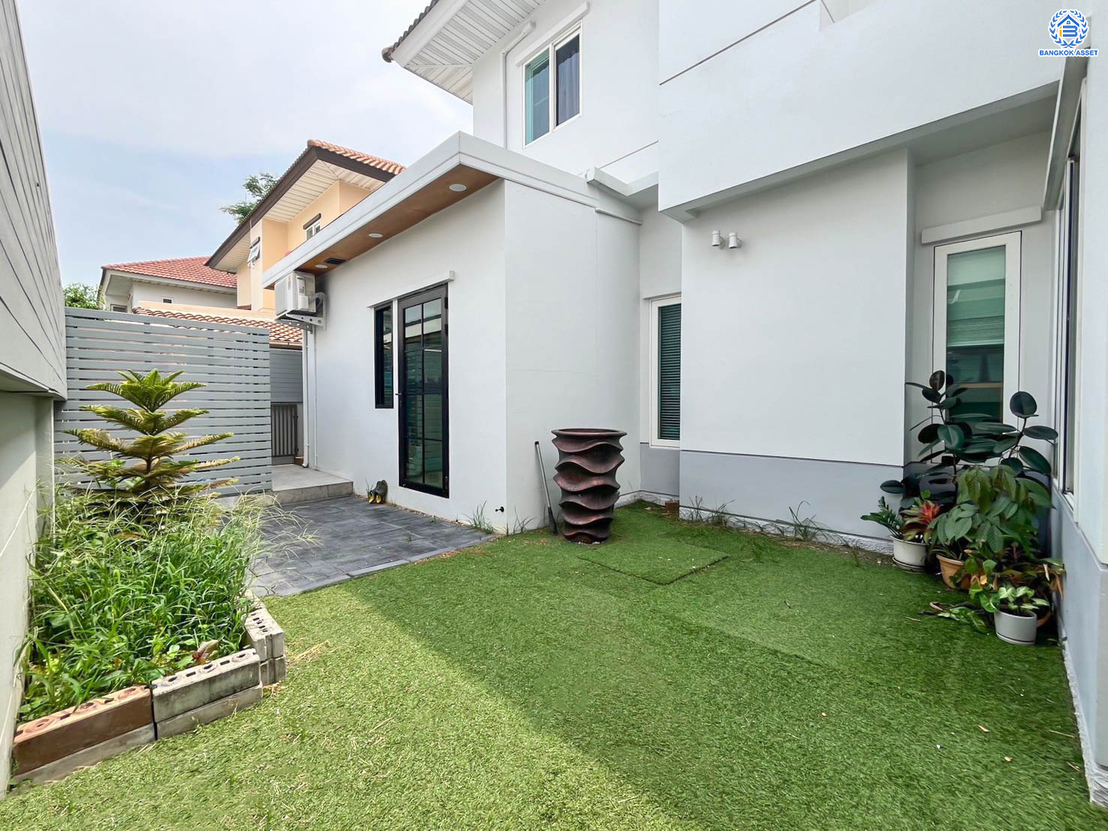 บ้านเดี่ยวมือสอง โครงการ เพอร์เฟคเพลส ราชพฤกษ์ จาก Perfect Property บนเนื้อที่ 52.50 ตร.ว. พื้นที่ใช้สอย 230 ตร.ม. ฟังก์ชัน 3 ห้องนอน 3 ห้องน้ำ ขายพร้อมเฟอร์นิเจอร์บิ้วอิน โครงการติดถนนราชพฤกษ์ เชื่อมต่อถนนรัตนาธิเบศร์ ใกล้รถไฟฟ้าสายสีม่วง "สถานีบางรักน้อยท่าอิฐ" จุดขึ้นทางด่วน "กาญจนาภิเษก"