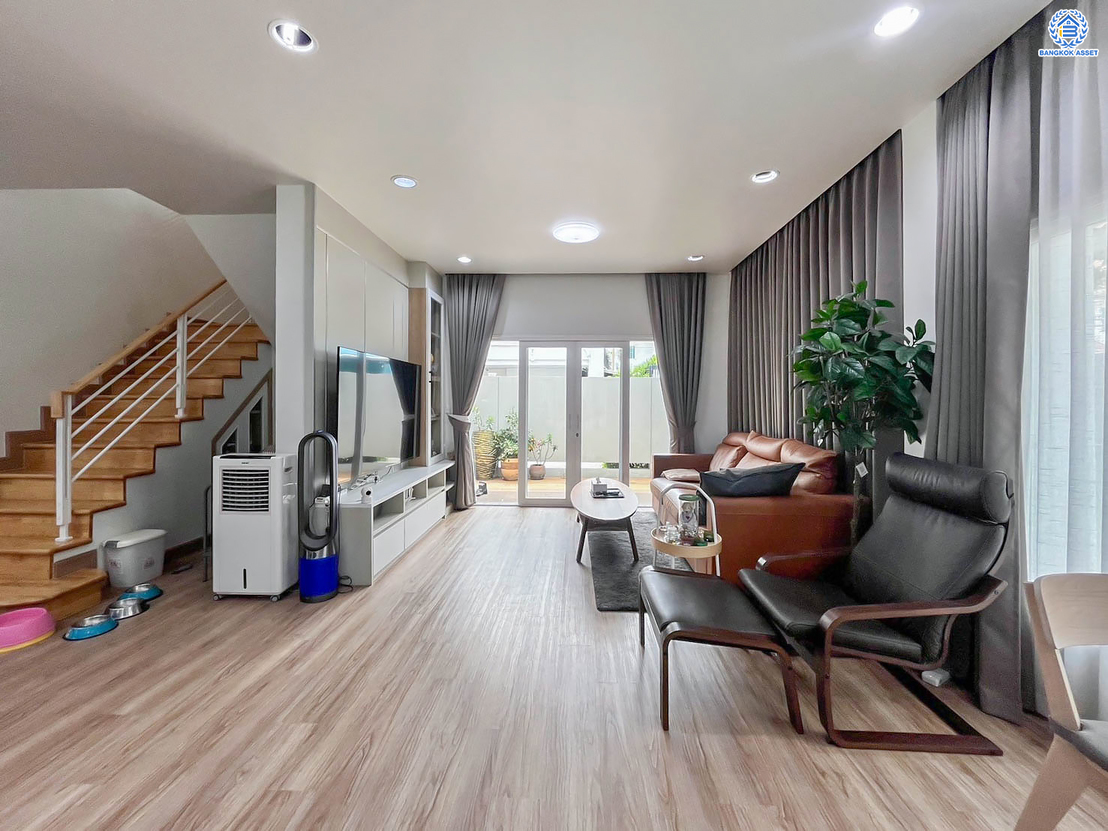 บ้านเดี่ยวมือสอง โครงการ เพอร์เฟคเพลส ราชพฤกษ์ จาก Perfect Property บนเนื้อที่ 52.50 ตร.ว. พื้นที่ใช้สอย 230 ตร.ม. ฟังก์ชัน 3 ห้องนอน 3 ห้องน้ำ ขายพร้อมเฟอร์นิเจอร์บิ้วอิน โครงการติดถนนราชพฤกษ์ เชื่อมต่อถนนรัตนาธิเบศร์ ใกล้รถไฟฟ้าสายสีม่วง "สถานีบางรักน้อยท่าอิฐ" จุดขึ้นทางด่วน "กาญจนาภิเษก"