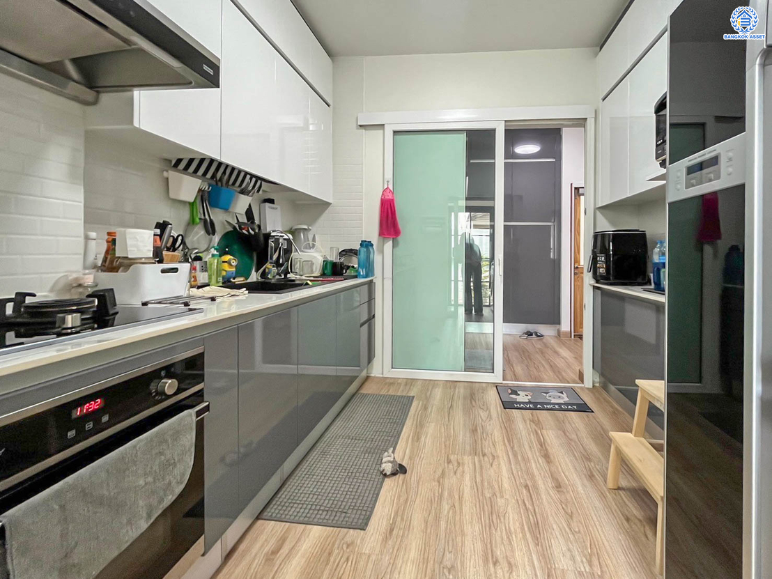 บ้านเดี่ยวมือสอง โครงการ เพอร์เฟคเพลส ราชพฤกษ์ จาก Perfect Property บนเนื้อที่ 52.50 ตร.ว. พื้นที่ใช้สอย 230 ตร.ม. ฟังก์ชัน 3 ห้องนอน 3 ห้องน้ำ ขายพร้อมเฟอร์นิเจอร์บิ้วอิน โครงการติดถนนราชพฤกษ์ เชื่อมต่อถนนรัตนาธิเบศร์ ใกล้รถไฟฟ้าสายสีม่วง "สถานีบางรักน้อยท่าอิฐ" จุดขึ้นทางด่วน "กาญจนาภิเษก"