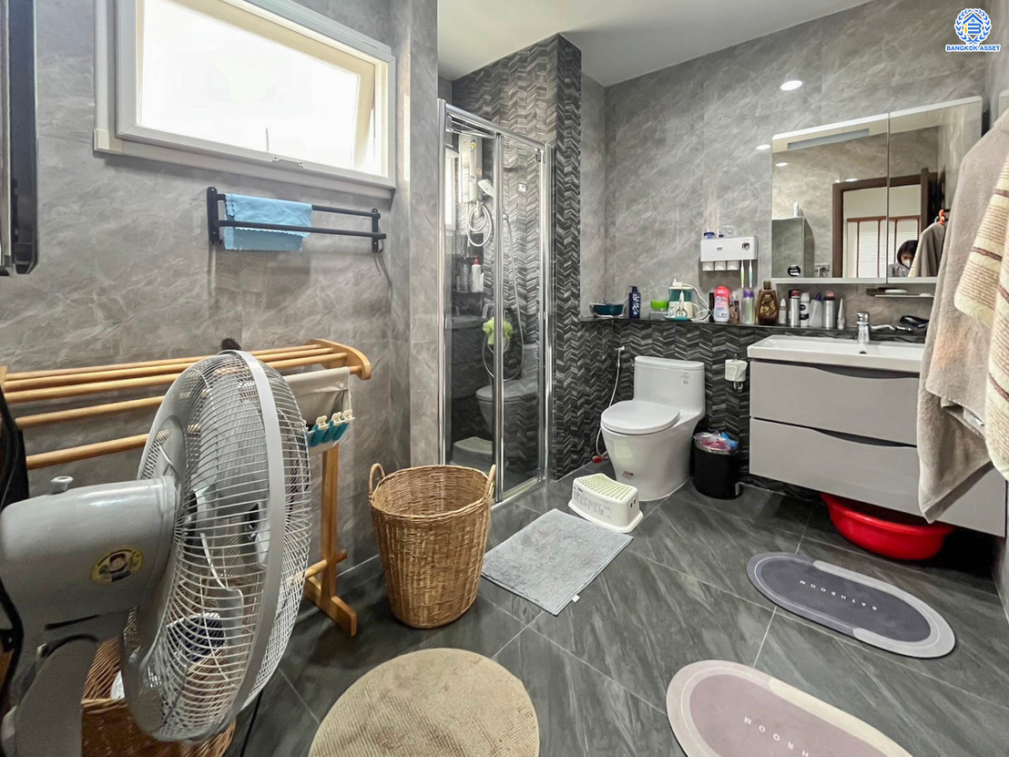 บ้านเดี่ยวมือสอง โครงการ เพอร์เฟคเพลส ราชพฤกษ์ จาก Perfect Property บนเนื้อที่ 52.50 ตร.ว. พื้นที่ใช้สอย 230 ตร.ม. ฟังก์ชัน 3 ห้องนอน 3 ห้องน้ำ ขายพร้อมเฟอร์นิเจอร์บิ้วอิน โครงการติดถนนราชพฤกษ์ เชื่อมต่อถนนรัตนาธิเบศร์ ใกล้รถไฟฟ้าสายสีม่วง "สถานีบางรักน้อยท่าอิฐ" จุดขึ้นทางด่วน "กาญจนาภิเษก"