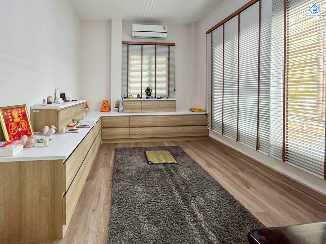 บ้านเดี่ยวมือสอง โครงการ เพอร์เฟคเพลส ราชพฤกษ์ จาก Perfect Property บนเนื้อที่ 52.50 ตร.ว. พื้นที่ใช้สอย 230 ตร.ม. ฟังก์ชัน 3 ห้องนอน 3 ห้องน้ำ ขายพร้อมเฟอร์นิเจอร์บิ้วอิน โครงการติดถนนราชพฤกษ์ เชื่อมต่อถนนรัตนาธิเบศร์ ใกล้รถไฟฟ้าสายสีม่วง "สถานีบางรักน้อยท่าอิฐ" จุดขึ้นทางด่วน "กาญจนาภิเษก"