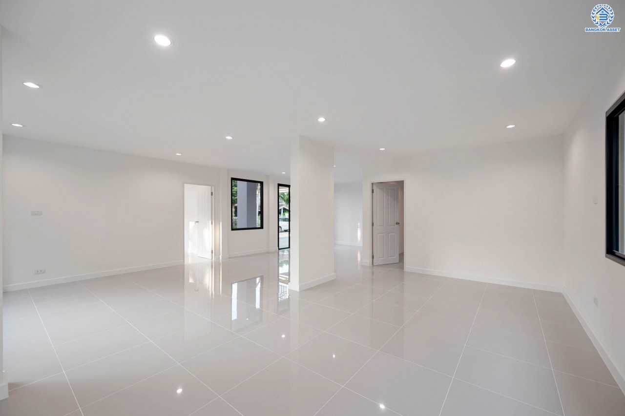 บ้านมือสองตกแต่งใหม่ โครงการ ชัยพฤกษ์ บางบัวทอง จากแบรนด์ LH หลังมุม วิวหน้าสวน เนื้อที่ดิน 129.5 ตร.ว.พื้นที่ใช้สอย 306.9 ตร.ม. ฟังก์ชัน 4 ห้องนอน 4 ห้องน้ำ 1 ห้องอเนกประสงค์ จอดรถได้ 4 คัน พร้อม Facilities ครบครัน บนทำเลเดินทางสะดวก ติดถนนบางกรวย-ไทรน้อย ใกล้เซ็นทรัลเวสต์เกต และรถไฟฟ้า สายสีม่วง "สถานีบางพลู"