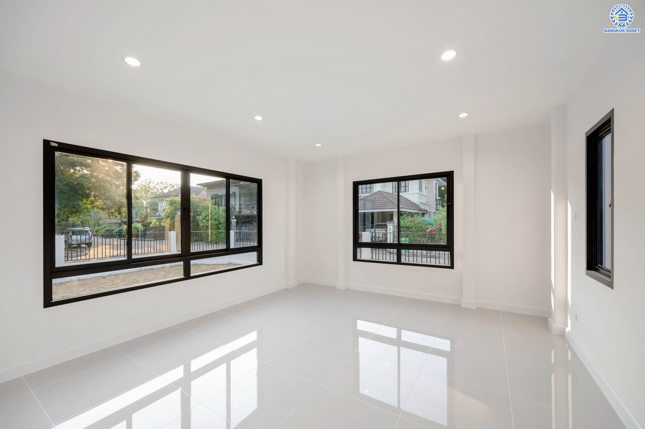 บ้านมือสองตกแต่งใหม่ โครงการ ชัยพฤกษ์ บางบัวทอง จากแบรนด์ LH หลังมุม วิวหน้าสวน เนื้อที่ดิน 129.5 ตร.ว.พื้นที่ใช้สอย 306.9 ตร.ม. ฟังก์ชัน 4 ห้องนอน 4 ห้องน้ำ 1 ห้องอเนกประสงค์ จอดรถได้ 4 คัน พร้อม Facilities ครบครัน บนทำเลเดินทางสะดวก ติดถนนบางกรวย-ไทรน้อย ใกล้เซ็นทรัลเวสต์เกต และรถไฟฟ้า สายสีม่วง "สถานีบางพลู"