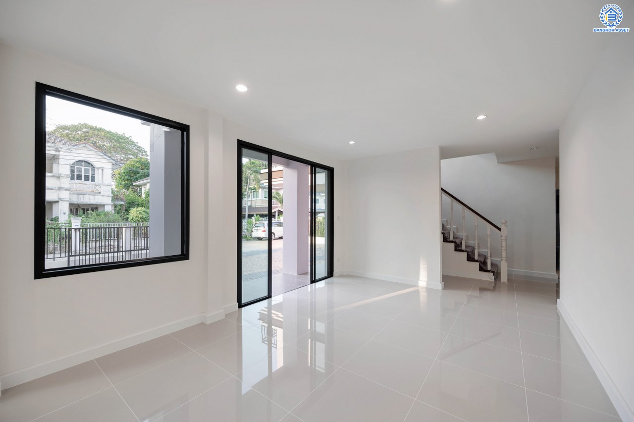 บ้านมือสองตกแต่งใหม่ โครงการ ชัยพฤกษ์ บางบัวทอง จากแบรนด์ LH หลังมุม วิวหน้าสวน เนื้อที่ดิน 129.5 ตร.ว.พื้นที่ใช้สอย 306.9 ตร.ม. ฟังก์ชัน 4 ห้องนอน 4 ห้องน้ำ 1 ห้องอเนกประสงค์ จอดรถได้ 4 คัน พร้อม Facilities ครบครัน บนทำเลเดินทางสะดวก ติดถนนบางกรวย-ไทรน้อย ใกล้เซ็นทรัลเวสต์เกต และรถไฟฟ้า สายสีม่วง "สถานีบางพลู"