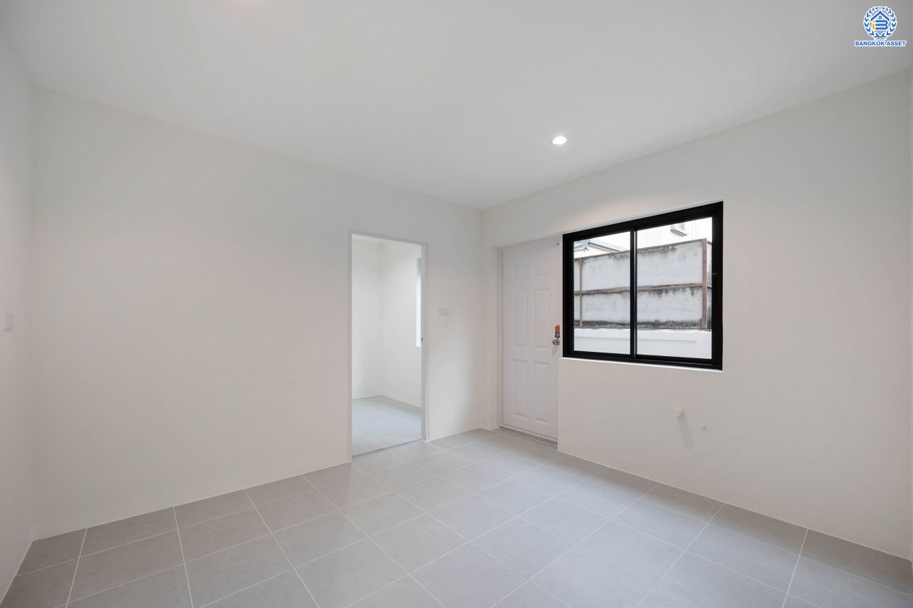 บ้านมือสองตกแต่งใหม่ โครงการ ชัยพฤกษ์ บางบัวทอง จากแบรนด์ LH หลังมุม วิวหน้าสวน เนื้อที่ดิน 129.5 ตร.ว.พื้นที่ใช้สอย 306.9 ตร.ม. ฟังก์ชัน 4 ห้องนอน 4 ห้องน้ำ 1 ห้องอเนกประสงค์ จอดรถได้ 4 คัน พร้อม Facilities ครบครัน บนทำเลเดินทางสะดวก ติดถนนบางกรวย-ไทรน้อย ใกล้เซ็นทรัลเวสต์เกต และรถไฟฟ้า สายสีม่วง "สถานีบางพลู"