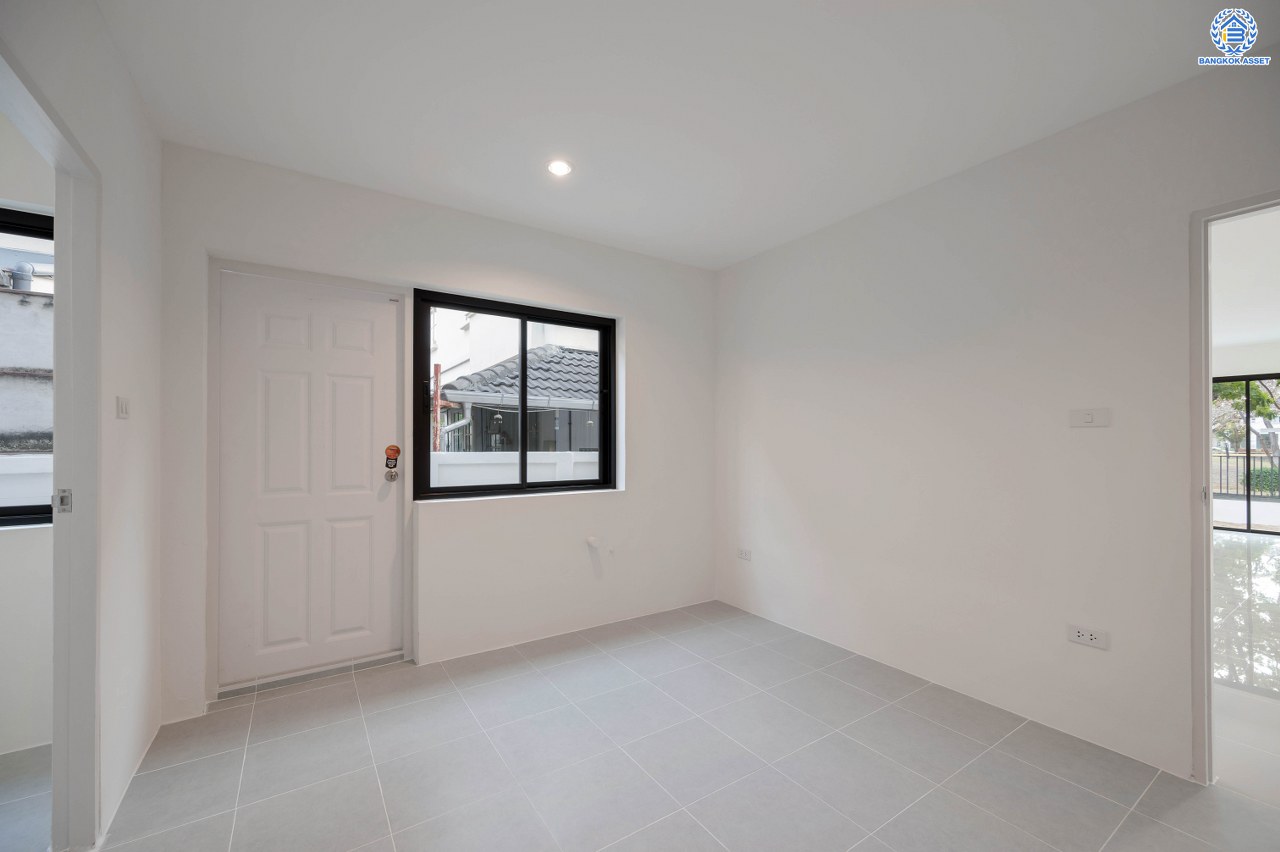 บ้านมือสองตกแต่งใหม่ โครงการ ชัยพฤกษ์ บางบัวทอง จากแบรนด์ LH หลังมุม วิวหน้าสวน เนื้อที่ดิน 129.5 ตร.ว.พื้นที่ใช้สอย 306.9 ตร.ม. ฟังก์ชัน 4 ห้องนอน 4 ห้องน้ำ 1 ห้องอเนกประสงค์ จอดรถได้ 4 คัน พร้อม Facilities ครบครัน บนทำเลเดินทางสะดวก ติดถนนบางกรวย-ไทรน้อย ใกล้เซ็นทรัลเวสต์เกต และรถไฟฟ้า สายสีม่วง "สถานีบางพลู"