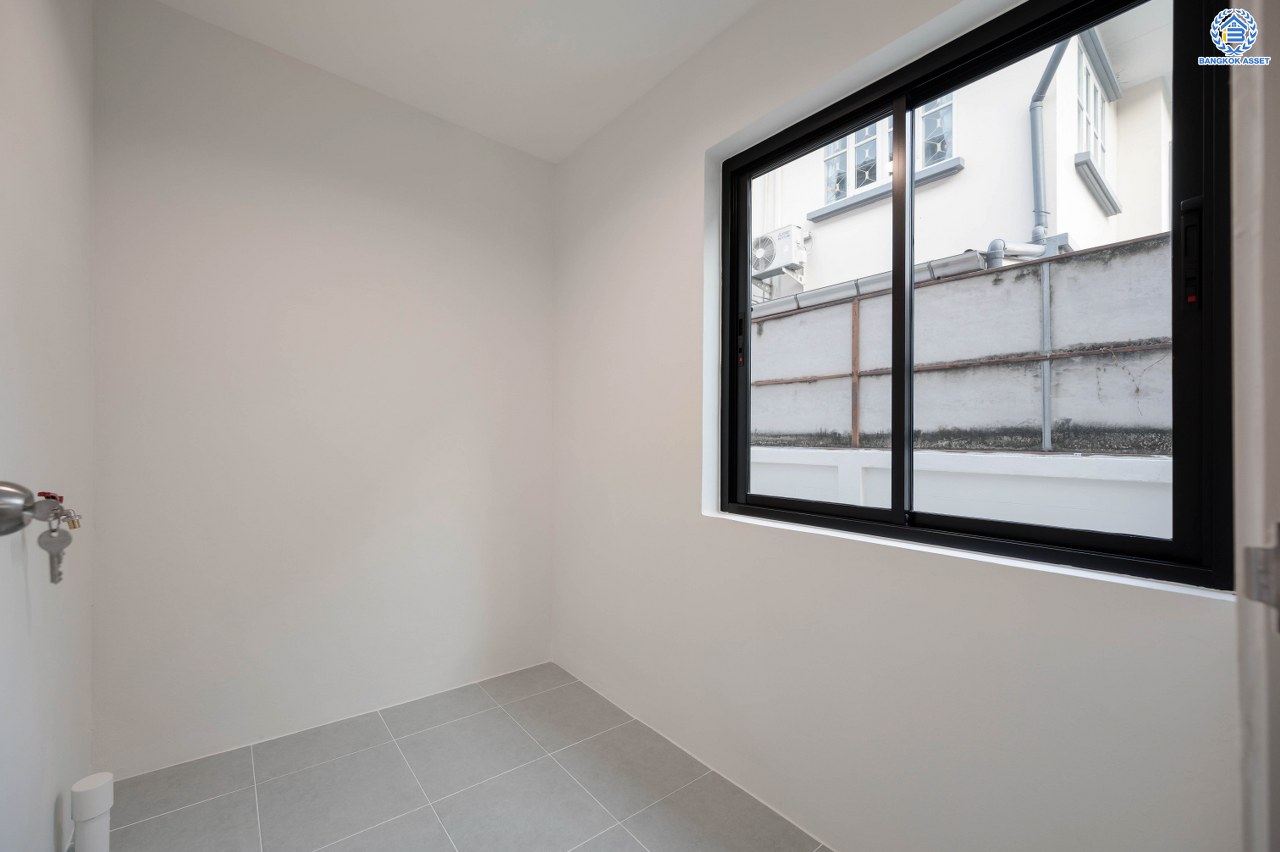 บ้านมือสองตกแต่งใหม่ โครงการ ชัยพฤกษ์ บางบัวทอง จากแบรนด์ LH หลังมุม วิวหน้าสวน เนื้อที่ดิน 129.5 ตร.ว.พื้นที่ใช้สอย 306.9 ตร.ม. ฟังก์ชัน 4 ห้องนอน 4 ห้องน้ำ 1 ห้องอเนกประสงค์ จอดรถได้ 4 คัน พร้อม Facilities ครบครัน บนทำเลเดินทางสะดวก ติดถนนบางกรวย-ไทรน้อย ใกล้เซ็นทรัลเวสต์เกต และรถไฟฟ้า สายสีม่วง "สถานีบางพลู"