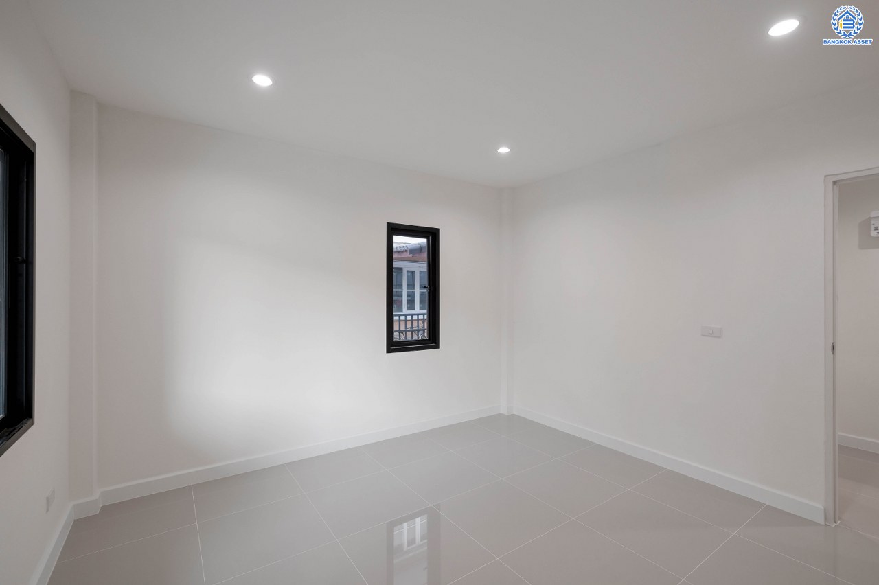 บ้านมือสองตกแต่งใหม่ โครงการ ชัยพฤกษ์ บางบัวทอง จากแบรนด์ LH หลังมุม วิวหน้าสวน เนื้อที่ดิน 129.5 ตร.ว.พื้นที่ใช้สอย 306.9 ตร.ม. ฟังก์ชัน 4 ห้องนอน 4 ห้องน้ำ 1 ห้องอเนกประสงค์ จอดรถได้ 4 คัน พร้อม Facilities ครบครัน บนทำเลเดินทางสะดวก ติดถนนบางกรวย-ไทรน้อย ใกล้เซ็นทรัลเวสต์เกต และรถไฟฟ้า สายสีม่วง "สถานีบางพลู"