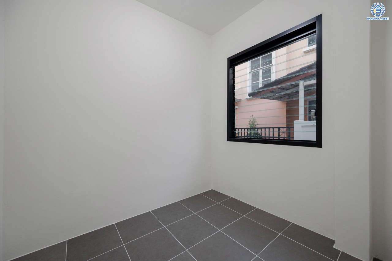 บ้านมือสองตกแต่งใหม่ โครงการ ชัยพฤกษ์ บางบัวทอง จากแบรนด์ LH หลังมุม วิวหน้าสวน เนื้อที่ดิน 129.5 ตร.ว.พื้นที่ใช้สอย 306.9 ตร.ม. ฟังก์ชัน 4 ห้องนอน 4 ห้องน้ำ 1 ห้องอเนกประสงค์ จอดรถได้ 4 คัน พร้อม Facilities ครบครัน บนทำเลเดินทางสะดวก ติดถนนบางกรวย-ไทรน้อย ใกล้เซ็นทรัลเวสต์เกต และรถไฟฟ้า สายสีม่วง "สถานีบางพลู"