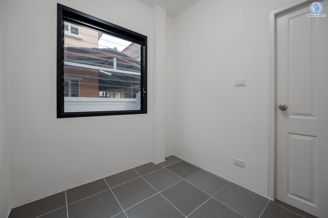 บ้านมือสองตกแต่งใหม่ โครงการ ชัยพฤกษ์ บางบัวทอง จากแบรนด์ LH หลังมุม วิวหน้าสวน เนื้อที่ดิน 129.5 ตร.ว.พื้นที่ใช้สอย 306.9 ตร.ม. ฟังก์ชัน 4 ห้องนอน 4 ห้องน้ำ 1 ห้องอเนกประสงค์ จอดรถได้ 4 คัน พร้อม Facilities ครบครัน บนทำเลเดินทางสะดวก ติดถนนบางกรวย-ไทรน้อย ใกล้เซ็นทรัลเวสต์เกต และรถไฟฟ้า สายสีม่วง "สถานีบางพลู"